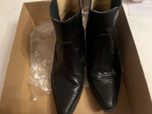 Johnny Bulls boots Strl 40 - Hej säljer ett par svarta Johnny Bulls boots i bra skick. Storlek 40