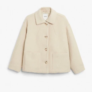 Monki kappa jacka  - Monki kappa / jacka beige /brun. Köpt för 600kr , Aldrig använd , lapp kvar kommer tyvärr inte till användning.❤️ Använd ej köp nu och skriv för fler och egna bilder/ frågor. Pris kan diskuteras.