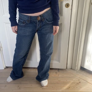 Lågmidjade jeans - Supercoola lågmidjade bootcutjeans i mörk tvätt💞Perfekt skick!  Skriv vid funderingar och kolla in mina andra annonser🎀