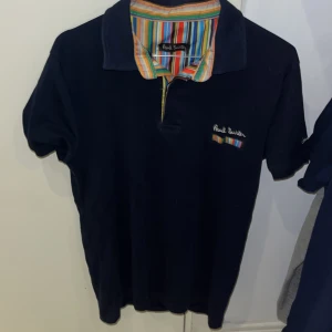 Paul Smith Piké  - Säljer min Paul Smith piké. Står att storleken är Large men skulle mer säga medium. Använd vid få tillfällen och sedan varit orörd ett tag. Fint skick!  Färgen är mörkblå.  Skriv för mer info och bilder.