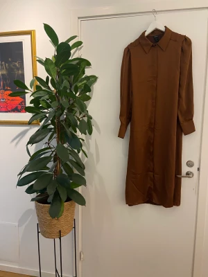 Skjortklänning roströd - Roströd skjortklänning Skick: oanvänd nyskick med prislapp  XS men något oversize 