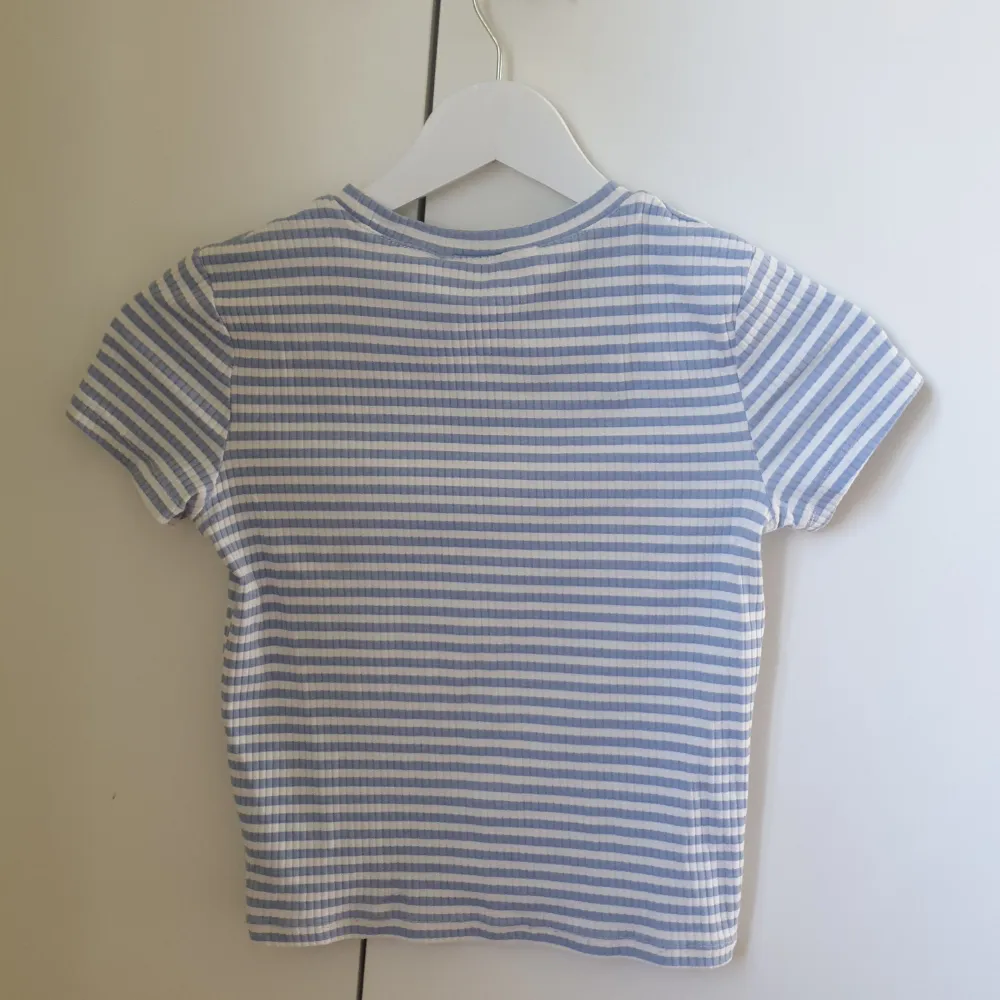 Jättefin blå/vit randig T-shirt säljer pga för liten 💕. T-shirts.