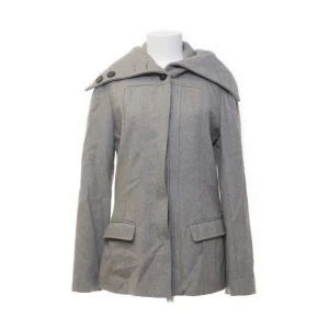 Kappa - Snygg ljusgrå kappa i storlek M men sitter som en S perfekt till hösten och vintern. Den är i väldigt bra skick och är från sisters point