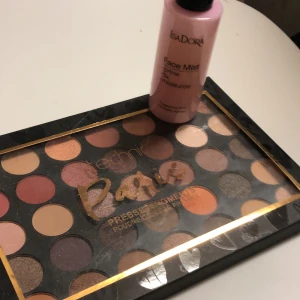 Ögonskugga palett+ primer - 35 färger   + en primer från isadora  Ny oanvänd och oöppnad  Fick dubbelt så säljer en