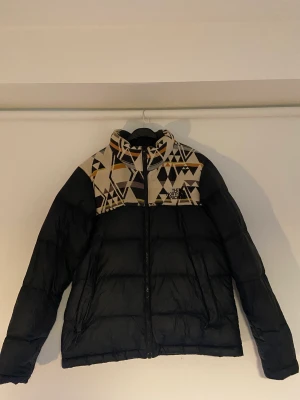 Tnf x pendleton nupste  - Finns lite flaws. Skicka för mer bilder. 