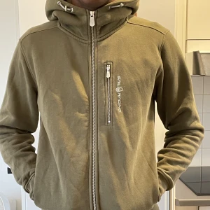 Sail racing hoodie - Hoodie från Sail racing, använd med i bra skick. Strl M
