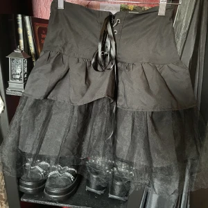 Kjol med mesh - Säljer denna då jag inte får någon användning för den🖤Aldrig använd och inga defekter vad jag ser🖤