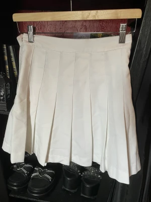 Vit kjol - Säljer denna då jag har en likadan🤍Inga defekter vad jag ser🤍Tyget är tunt men inte genomskinligt🤍