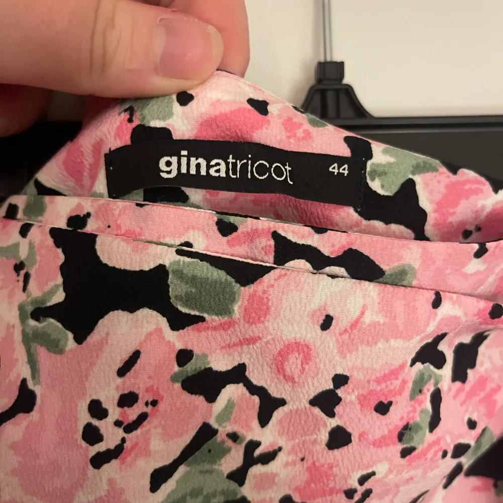 Superfin blommig kjol från Gina. Använd fåtal gånger, storlek XL. Kjolar.
