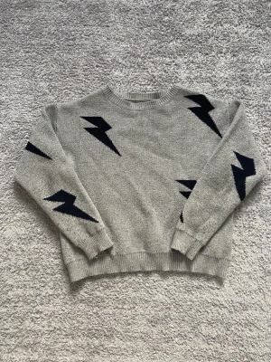 tröja - säljer denna jätte fina stickade tröja med blixtrar❤️ fint skick och väldigt liten i strl men stretchig