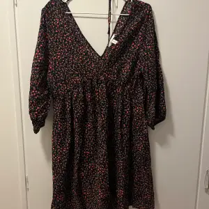 2 dresses  Both are M size. Buy both for 50 kr