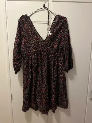2 dresses  Both are M size. Buy both for 50 kr