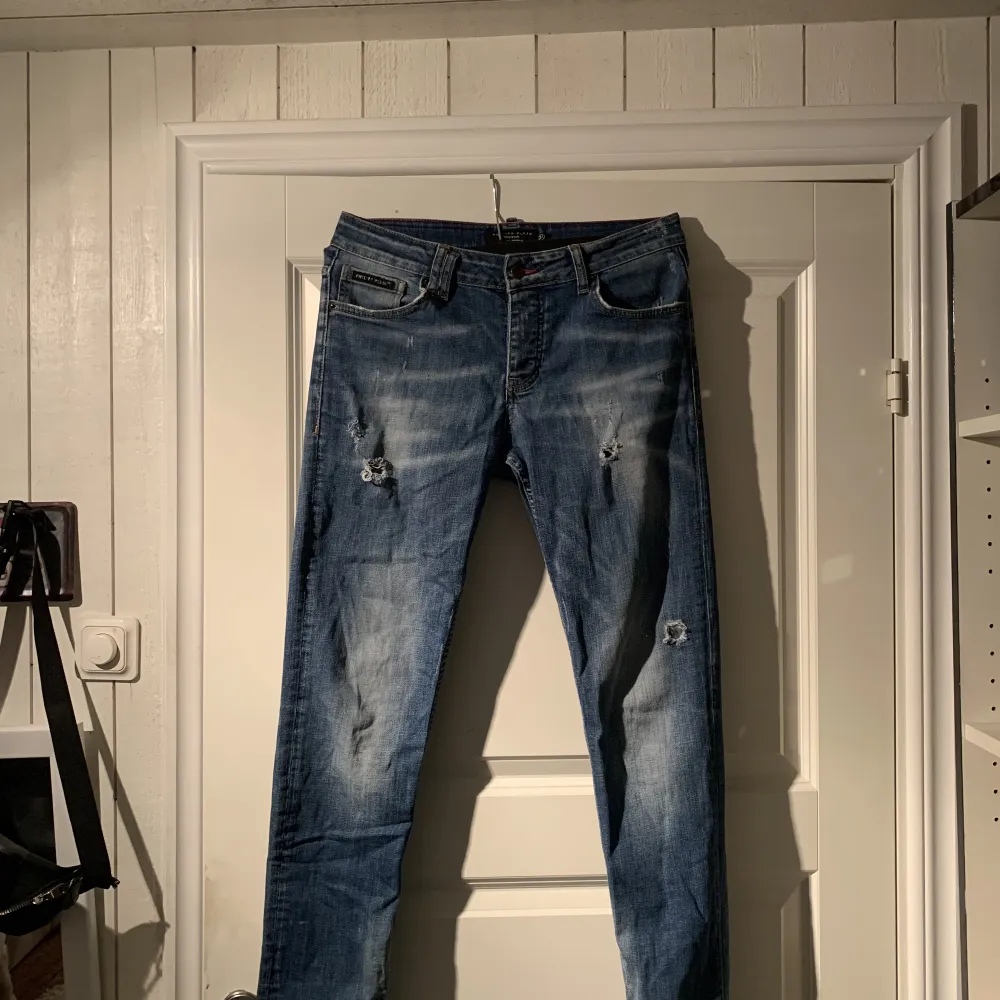 Rigtigt fräscha Philip plein jeans. 8/10 skick ,Pris kan sänkas vid snabb affär  Ca 6000 nypris Bara att höra av er vid frågor. Jeans & Byxor.