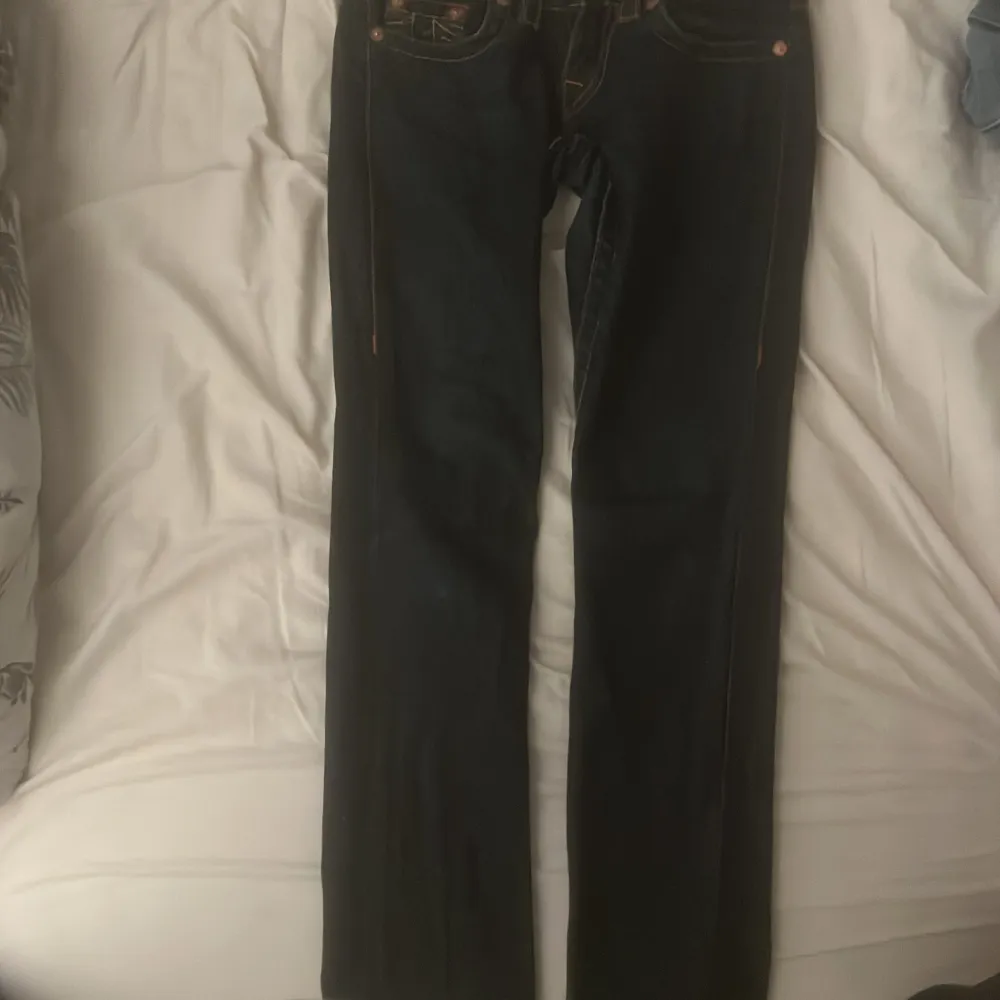 Fina true religion jeans som e vintage, original pris e 2550kr, så ja säljer den för 600 minst men de går o buda! Inga synliga fläckar o de e i sjukt bra skick. 💗 kan diskutera pris!!. Jeans & Byxor.