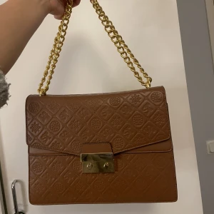 Brun väska Silvio tossi - Brun Silvio tossi väska i bra skick Höjd: 22cm Längd: 30cm Bredd: 8,5cm 