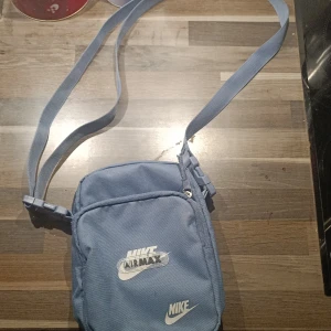 Säljer Nike Air max bag 2.0 axelväska  - Säljer denna Nike Air max bag väska då jag inte har lika mycket använding längre. Huvudfack och ytterfack med dragkedja Justerbar axelrem Nike Air Max-logga på framsidan 