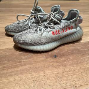 Säljer ett par snygga yeezy 350 i storlek 37/3. Skorna är i skick 8/10 Säljer de för 400 kr. Tyvärr så saknas boxen