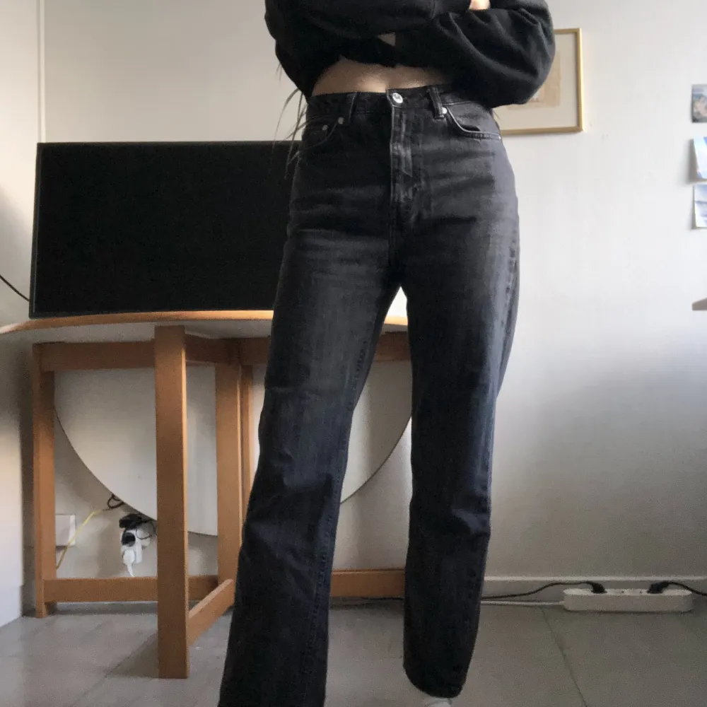 Svarta högmidjade jeans med subtila ränder. Modellen heter voyage.  W27 L28. Jeans & Byxor.