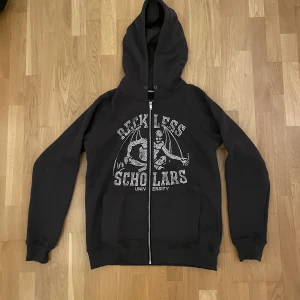 Reckless Scholars zip Hoodie  - Helt oanvänd Reckless Scholars zip hoodie ”onyx” i storlek L. Säljer för den inte kommer till användning. Nyskick. Pris kan diskuteras vid snabb affär😄 skriv vid frågor!