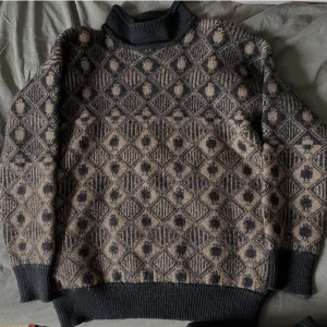 Stickad - Brun stickad