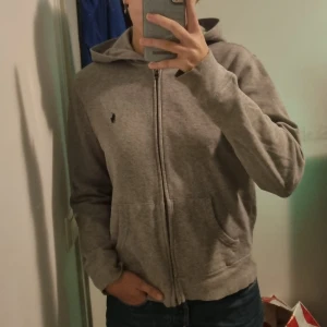Zip Hoodie - Mysig zip hoodie ifrån Ralph Lauren. Köpt i usa på barnavdelningen, står storlek L 14-16 år, jag har vanligvis S/M i svenska damkläder. Överlag superskön hoodie😊