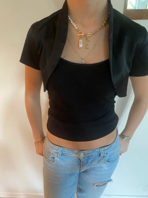 Bolero - Så vacker silkes bolero som är extremt trendig just nu🥰 skriv vid frågor!