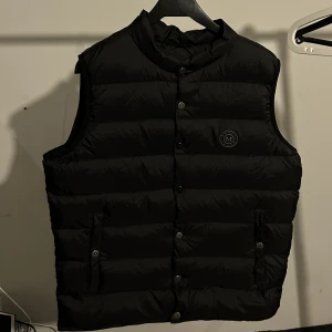 Monel väst - Fin monel väst, använd fåtal gånger så i mycket bra skick. Ordinarie pris 2500kr, säljer för 1000kr. Sitter mer som en S/M
