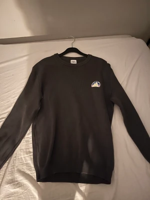 Zara tröja - Säljer denna tröja från zara i storlek m, ny skick. Säljes för 300kr