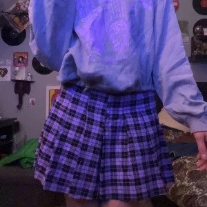 Lila Bundle med kjol och hoodie - Ett litet bundle från min emo fas, rutig plisserad kjol, medellång vill jag säga men kort i vissas ögon, hoodienr superlen på insidan och går att knyta för en tajtare fit. Säljer som par 💜kjolen kostade 149ord tror jag och hoodien på rea- 79. 