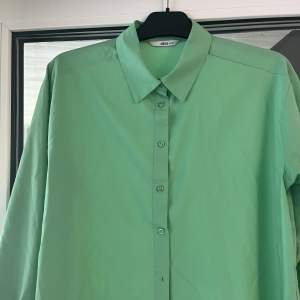 En längre snygg grön skjorta från ellos. Snygg till stövlar!