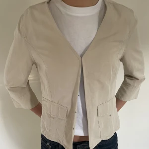 Trekvartsärmad kofta/jacka - Jättefin tunn trekvartsärmad kofta/jacka från Kappahl! Storlek 38. 