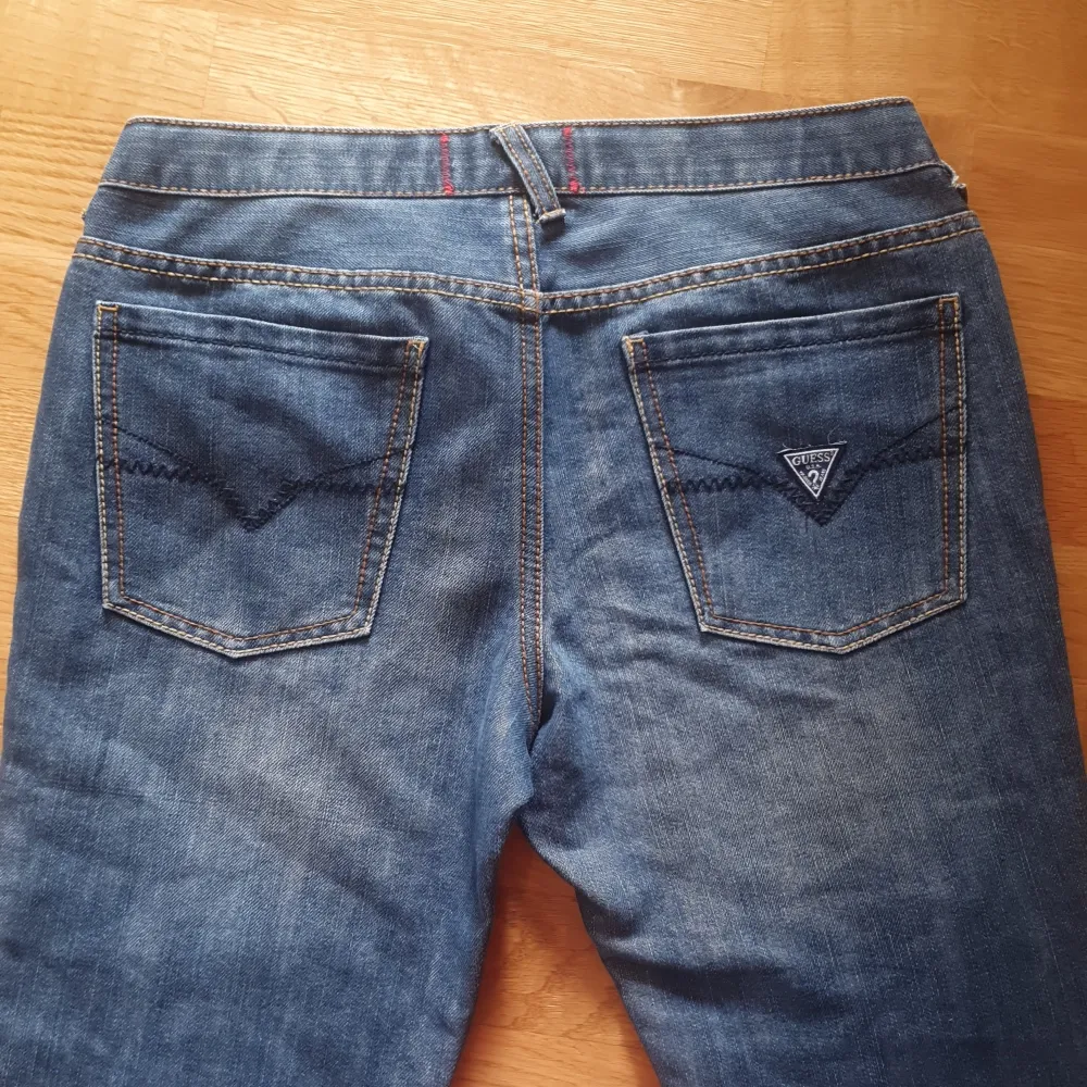 Guess straightleg jeans, helt oanvända då de är för stora för mig, står att det är storlek 16. Längden är 101cm och midjan är ca 80cm. Skulle nog säga att den skulle passa någon är en större medium 😊. Jeans & Byxor.