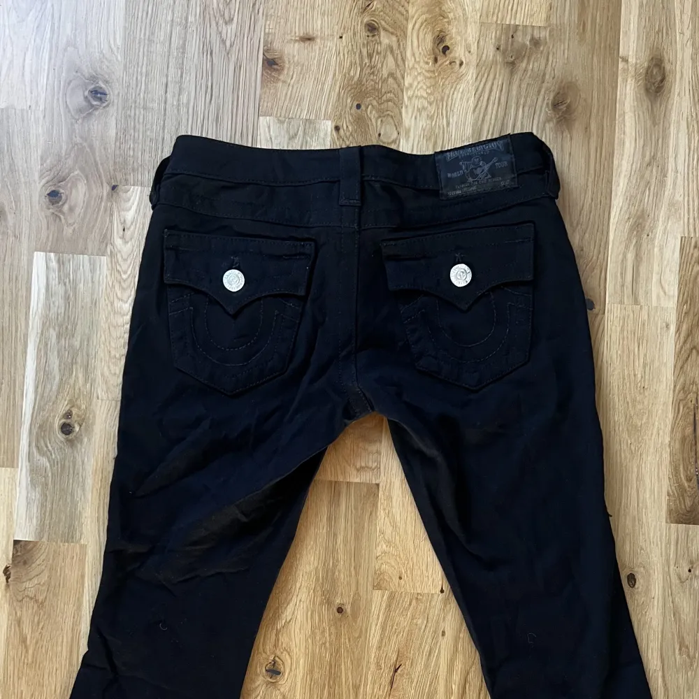 Svarta True Religion leggings/jeggings i storlek 26, väldigt låga i midjan, skinny.  Jättebra skick!. Jeans & Byxor.