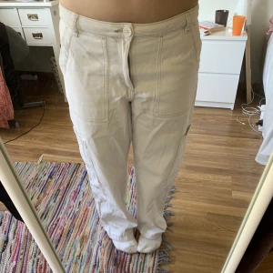 Vita cargo byxor - Vita cargo byxor från H&M i stolek 40. Mått: midja 42x2, innerbenslängd 72