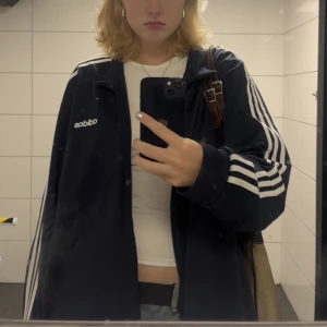 Adidas Jacka - Oversize adidas jacka, står ingen storlek men skulle gissa XL. Inga defekter