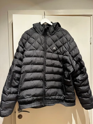 Adidas dunjacka  - Herr storlek xxl