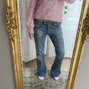 Lågmidjade Levisjeans  - Sjukt snygga low/midrise Levisjeans u ljus tvätt med utsvängda ben!🎀Perfekt skick. Passar M/L ungefär. Skriv vid funderingar och kolla in mina andra annonser💕