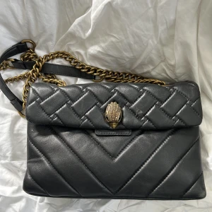 Svart Kurt Geiger väska  - Så fin svart Kurt Geiger väska som är sjukt rymliga och snygg. Perfekt till utgång eller vardags. Lite typ som släppt vid öppningen så säljer den därför lite billigare. Perfekt till hösten. 