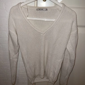 Stickad tröja  - Stickad tröja från Nelly. Storlek XS/S. 