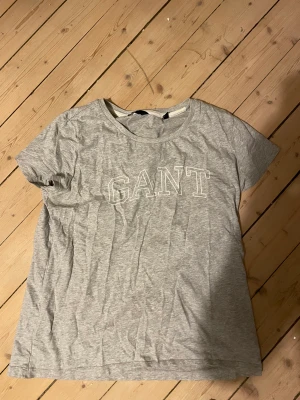 Gant t shirt - behöver strykas men i toppenskick:) Storlek M men passar S också
