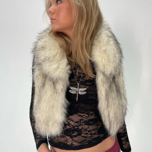 PÄLSVÄST - Vit/Svart fluffig fuskpäls väst med krage