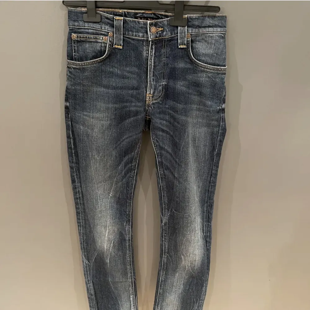 Säljer dessa feta Nudie jeans! Modellen på jeansen är grim Tim, Storleken är 32/32 men passar också mindre i waist! Passar 30,31 i midjan perfekt!Condition 9/10! Pris 499! Pris kan diskuteras vid snabb affär, tar också byten/MVH Ayyeceolin. Jeans & Byxor.