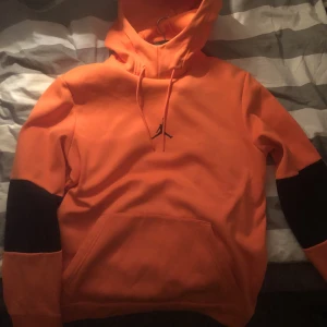 Jordan Hoodie - Säljer en Jordan hoodie som jag har haft ganska länge. Har knappast använt och har legat i min garderob länge. Vill bara få bort dem och är anledningen till det låga priset. Inga täcken på skada eller smuts 😁