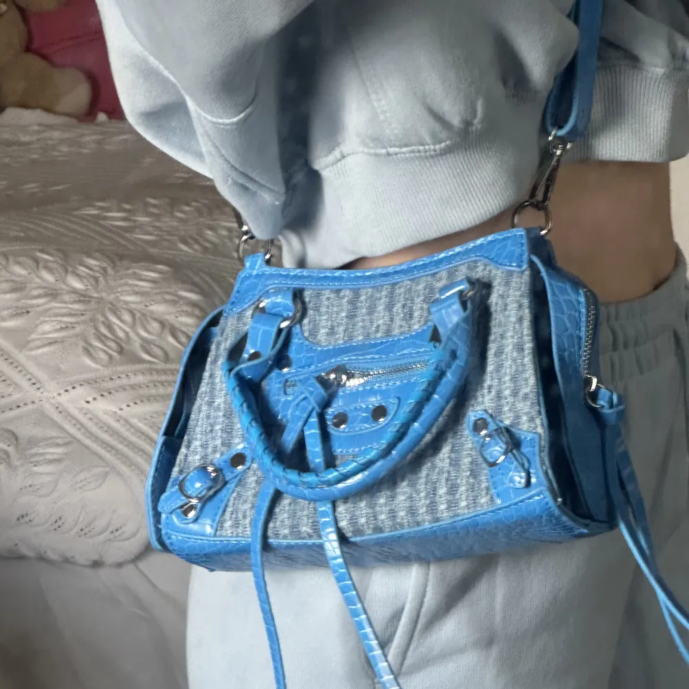 En blå balenciaga liknande väska, helt oanvänd💕Skriv för fler bilder och frågor❣️. Väskor.