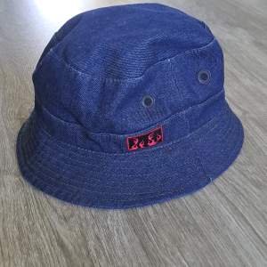 Fet denim buckethat med små flammor på!  Shiban diggar 🦊