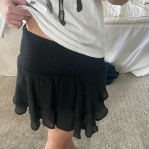 Svart volangkjol  - Kommer ej till användning då ja har för många kjolar, därav att den säljs!