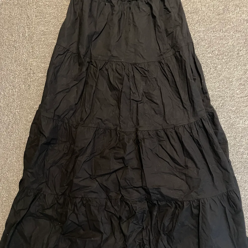 Jättefin svart longkjol från lindex. Den är storlek xs men passar s och kanske m eftersom den har en töjbar midja💕. Kjolar.