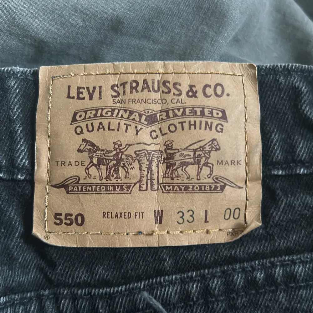 Levi’s svarta relaxed fit jeans shorts i bra skick. Köpta på Beyond Retro för typ 350 kr. Storlek 33 så sitter nog bättre på dem med denna storlek.. Shorts.