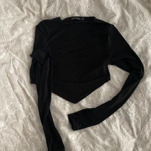 topp - Topp i lite skimmrigt material med v-formad nederdel på framsidan 