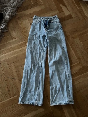 Jeans - Blåa jeans, knappt använda inköpt från monki 